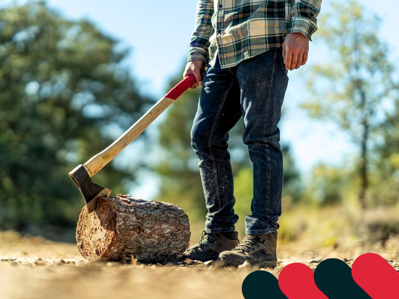 Muž štípe dřevo sekerou na špalku | Kotarbau