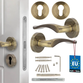 Dveřní klika vnitřní krátká štítka dělená s rozetou na vložku patina